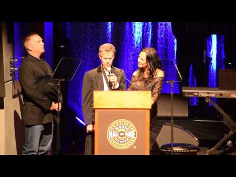 Randy Travis Sings “Amazing Grace” at Country Music Hall of Fame