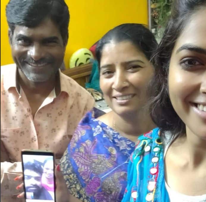 Divi-Vadthya-with-her-parents
