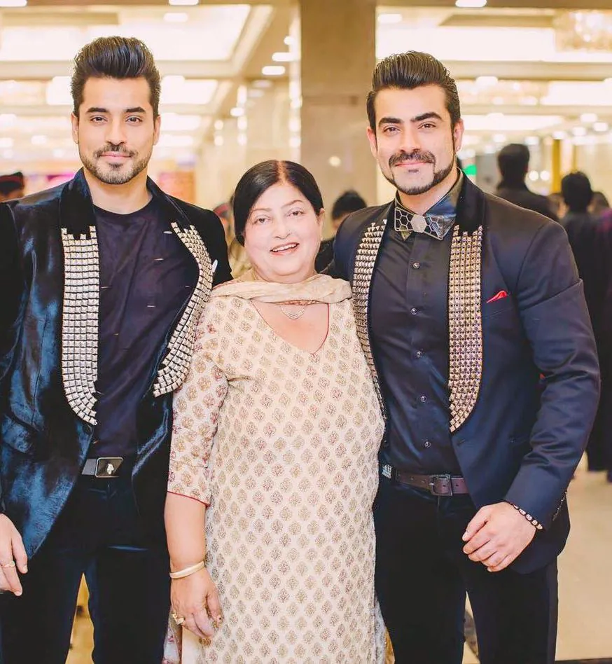 Gautam-Gulati-with-his-mother-and-brother
