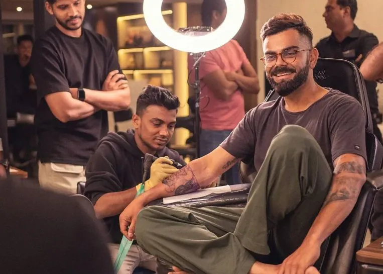 Virat-Kohli-getting-Inked-at-Aliens-Tattoo