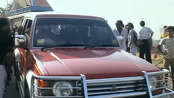 shahrukh-khan-driving-mitsubishi-pajero