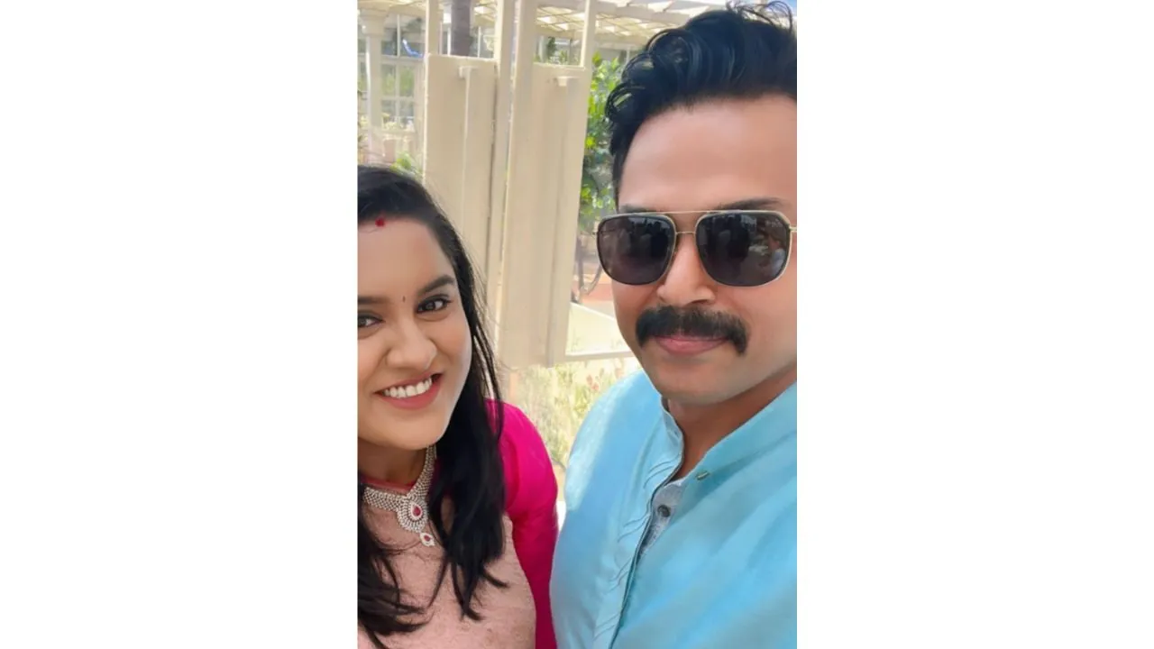 Karthi clicks a selfie with Maalica