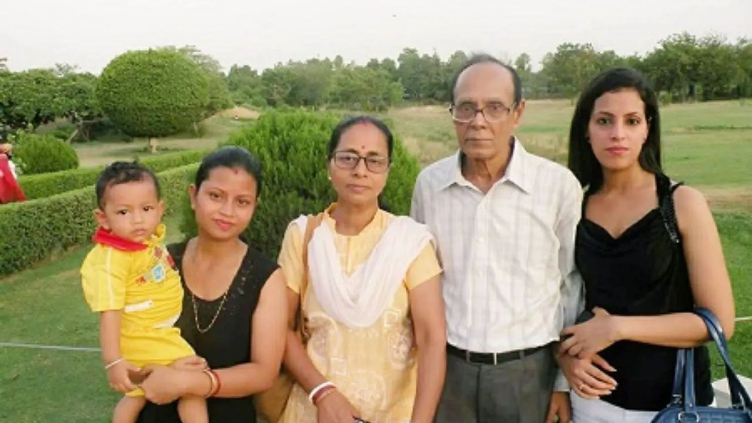 Noor Malabika with family and sister