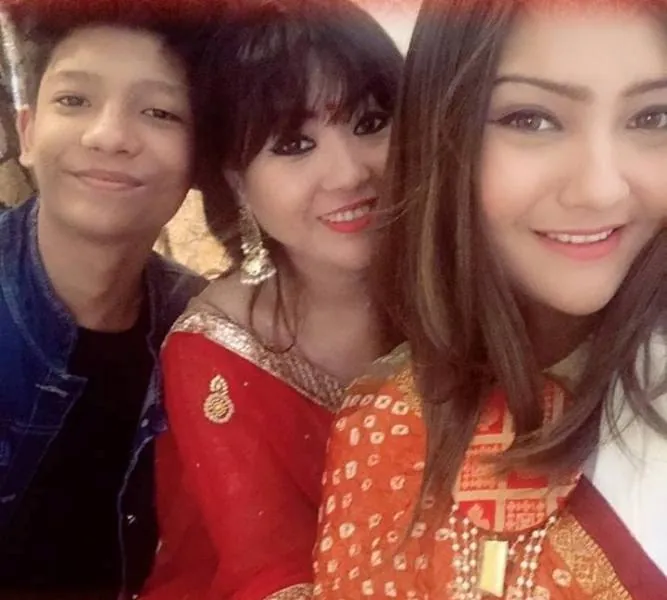 Aashika-Bhatia-with-her-mother-and-brother